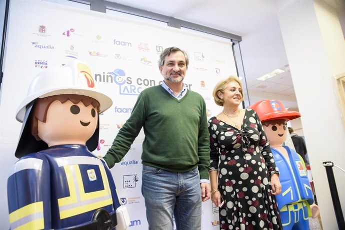 El diputado Ángel Escobar visita el belén de Playmobil de Argar