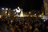 Centenares de personas llenan la plaza Mercadal de Reus (Tarragona) por el arresto de dos ediles de la CUP