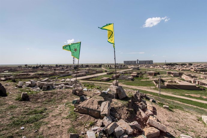 Banderas de las YPG kurdas en el norte de Siria