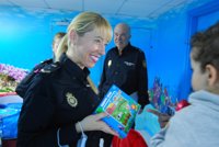 Los niños ingresados en los hospitales tinerfeños reciben la visita de la Policía Nacional