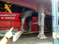 Auxiliados en Almería tres inmigrantes, uno menor, ocultos en un buque procedente de Nador