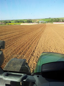 Un agricultor ara su tierra de labor