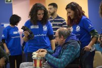 Voluntarios de Global Omnium participan en actividades de boccia y musicoterapia junto a personas con parálisis cerebral