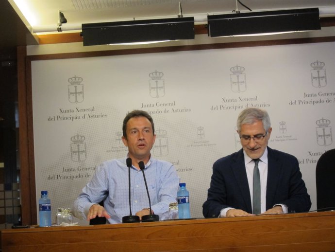 Los diputados de IU Ovidio Zapico y Gaspar Llamazares en rueda de prensa