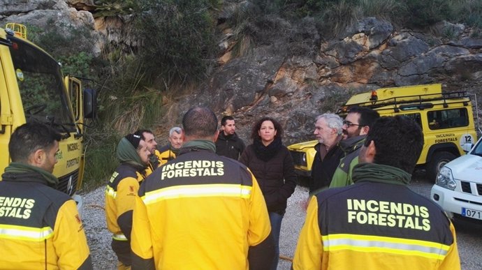 Los consellers Vidal y Cladera en el incendio en Pollença
