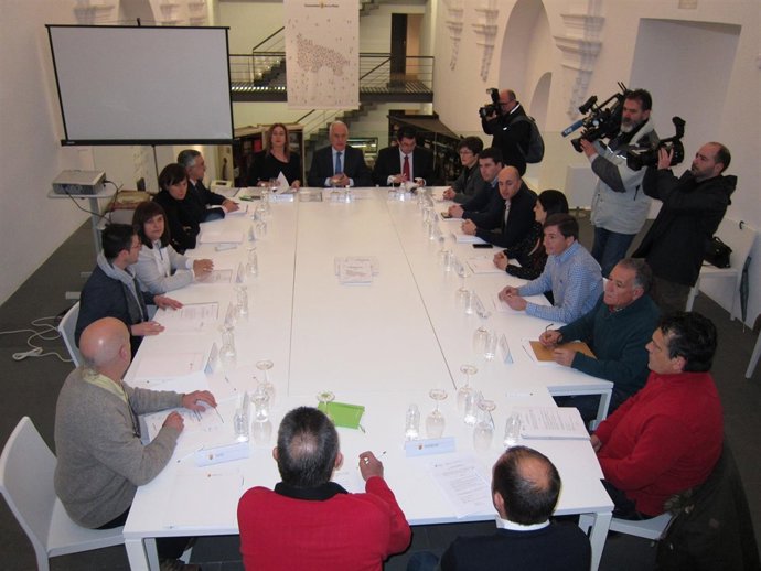 Mesa de Alcaldes de la Rioja presidida por Ceniceros                       