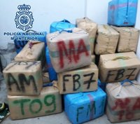 Un detenido en Los Barrios tras intervenir una tonelada de hachís cargados en la playa de Palmones