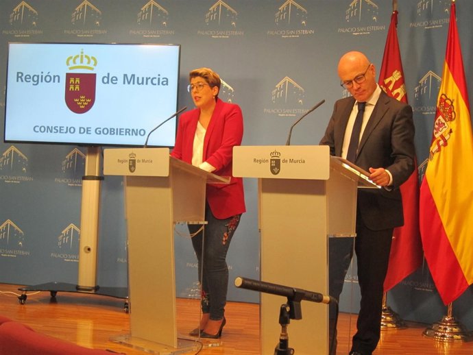 La portavoz regional, Noelia Arroyo, y el consejero de Empleo, Juan Hernández