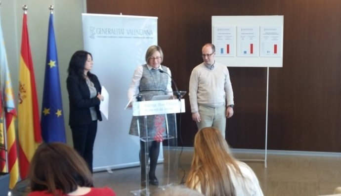 La consellear Salvador (centro) informa de als ayudas al alquiler