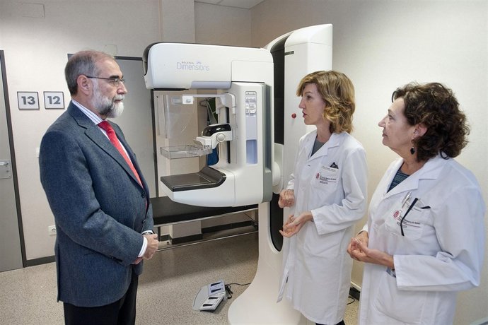 Domínguez visita el nuevo mamógrafo del Hospital García Orcoyen de Estella