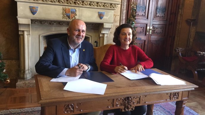 Santiago y Ensenyat firman traspaso de gestión de residencias