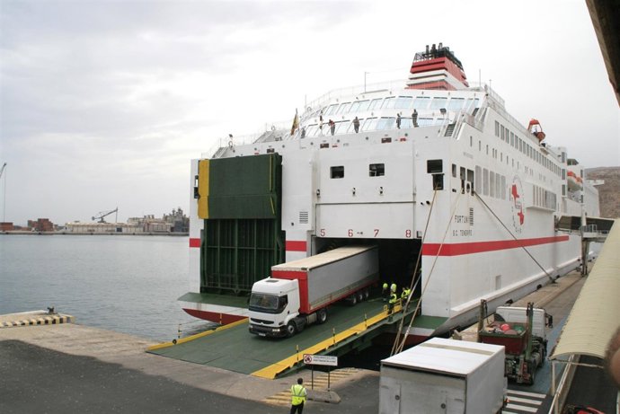 Carga de mercancías en un ferry de Almería