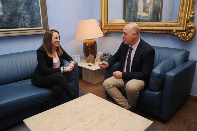El presidente de la Diputación recibe a la delegada del Gobierno andaluz