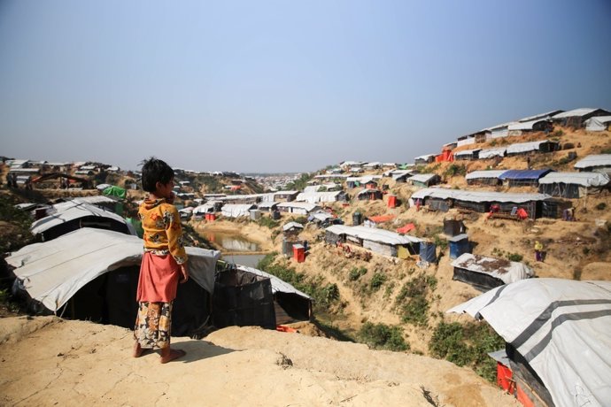Una niña en un campo para refugiados rohingya en Bangladesh