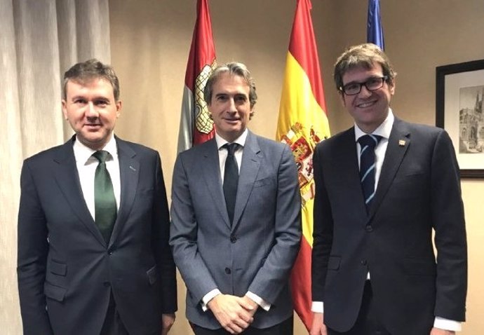 Los alcaldes de Burgos y Vitoria con el ministro de Fomento