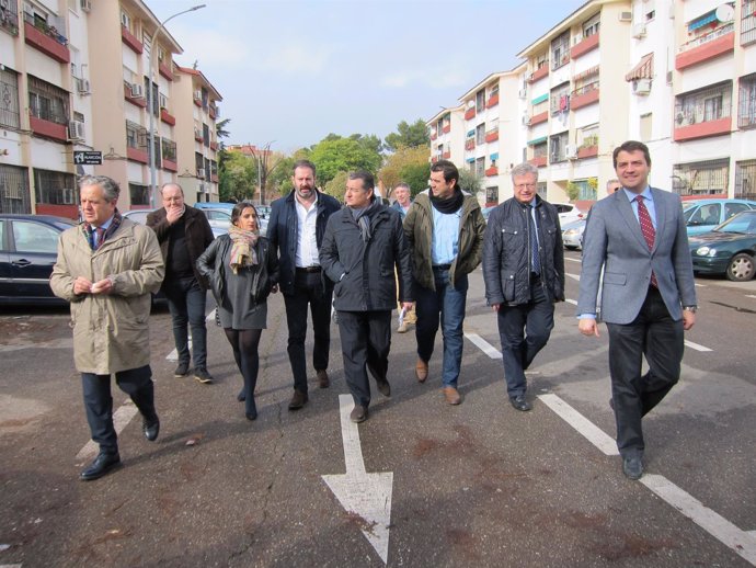 Sanz (centro) con dirigentes del PP cordobés en la Fuensanta
