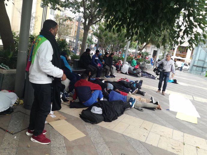 Inmigrantes ante la Delegación del Gobierno en Ceuta
