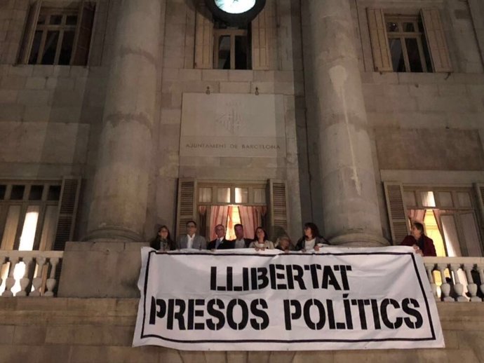 Concejales de Barcelona cuelgan pancarta pidiendo libertad para los encarcelados