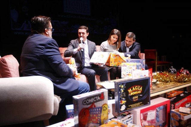 García, Martínez y Casquet, en la entrega de regalos en el Teatro Cervantes.