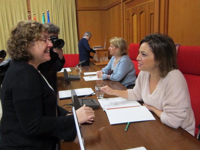 Alba Doblas e Isabel Ambrosio hablan antes del Pleno