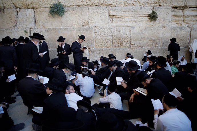 Judíos ortodoxos rezan en el Muro de las Lamentaciones