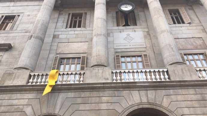 Lazo amarillo colgado en la fachada del Ayuntamiento
