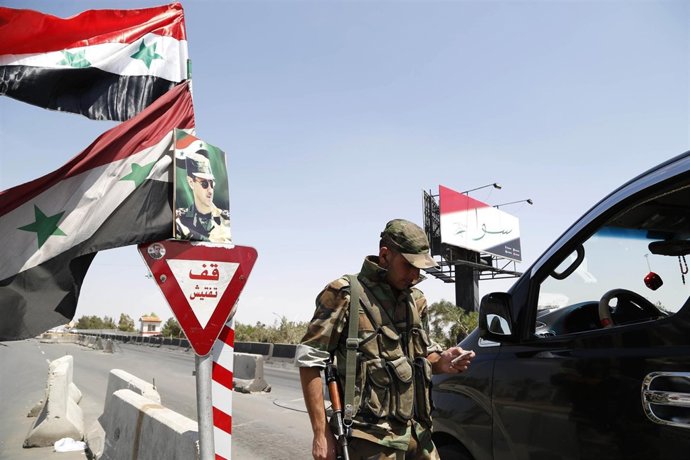 Soldado en un control en una carretera de Damasco