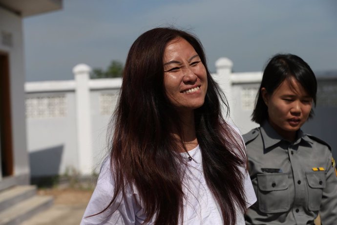 La periodista malaya Mok Choy Lin llega a Naipyidó (Birmania) para su audiencia 