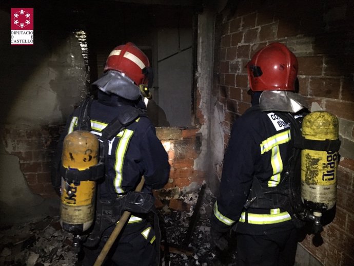 Bomberos sofocan el incendio en una vivienda en Vila-real 