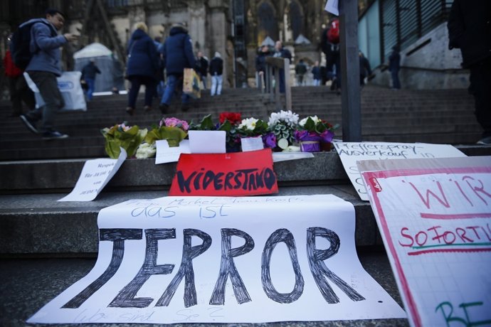 Pancartas contra el terrorismo en la Catedral de Colonia