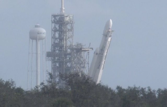 El Falcon Heavy, durante la operación de emplazamiento 