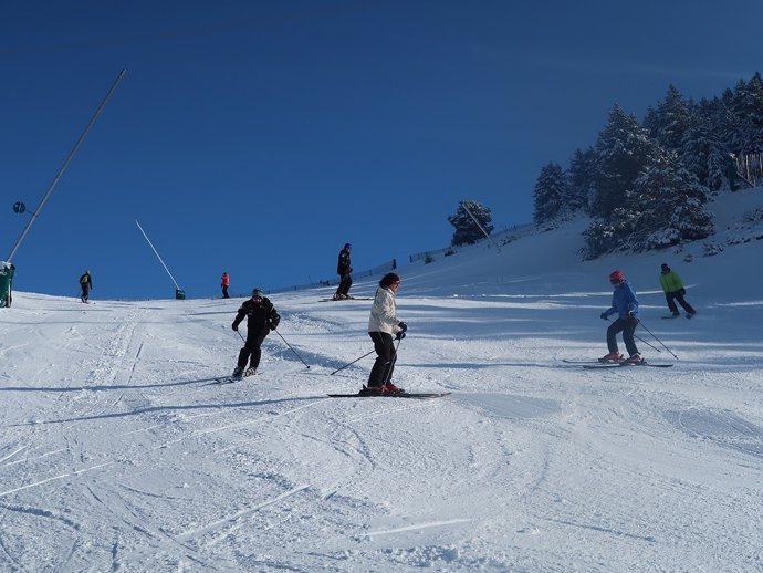 Esquiadores en Masella, esquí, invierno