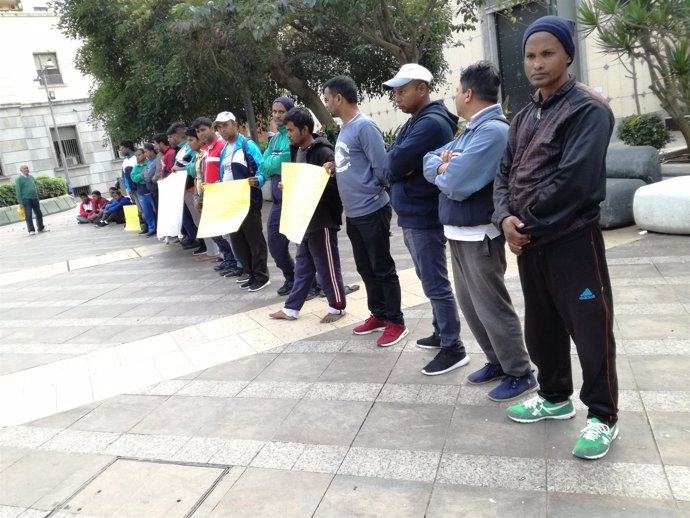 Concentración de migrantes asiáticos del CETI de Ceuta frente a la Subdelegación
