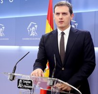 Rivera replica a PP y PSOE que su "hundimiento" impide que Arrimadas pueda gobernar e insiste en presidir el Parlament