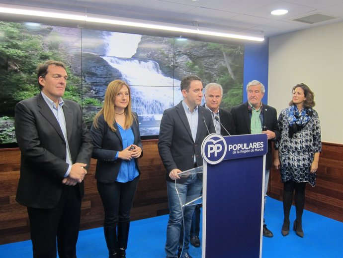 Martínez y los diputados del PP por Murcia, en la rueda de prensa         