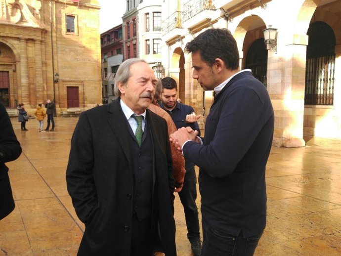 Wenceslao López charla con 