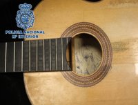 La Policía recupera en Granada una guitarra española sustraída en 1997
