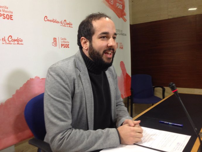 El parlamentario del PSOE en rueda de prensa