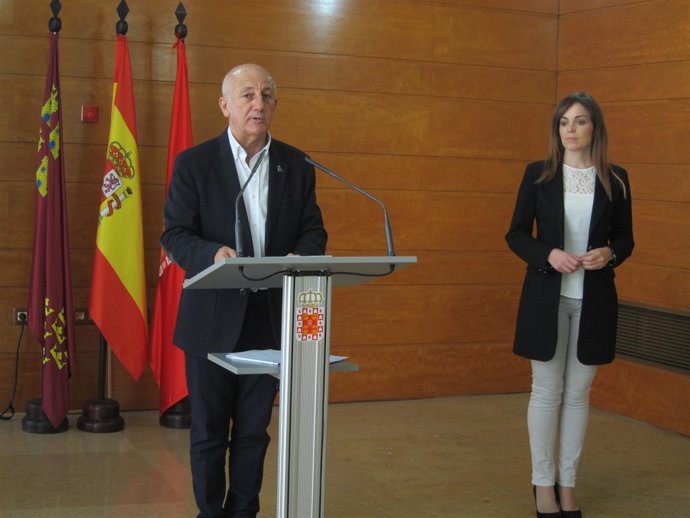 El edil de Fomento, Roque Ortiz, junto a la portavoz municipal, Rebeca Pérez