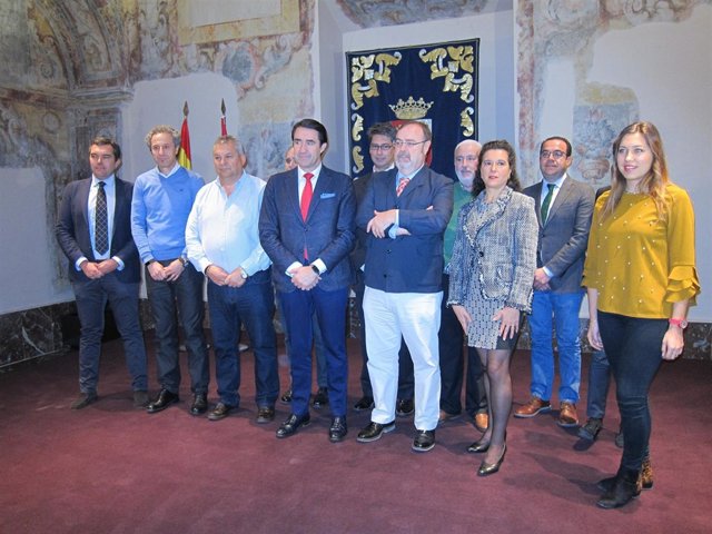 Foto de familia tras la firma del protocolo