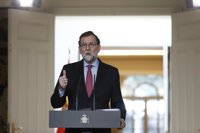 Rajoy dice que no se plantea remodelar su gobierno y tampoco quiere "precipitarse" con el PPC tras el revés del 21-D 