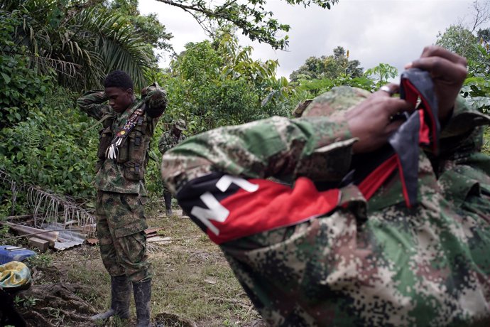 Rebels from Colombia's Marxist National Liberation Army (ELN) put on their scarv