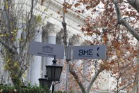 El Ibex 35 despide 2017 con una caída del 0,49%, pero gana un 7,4% en el año