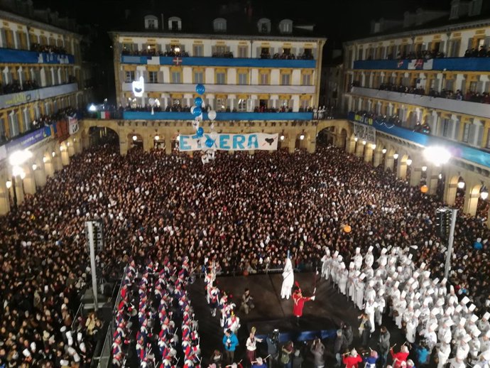 Izada de la bandera de San Sebastián.