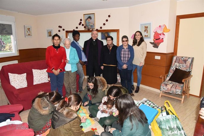 El deán (centro) en una visita a las Adoratrices