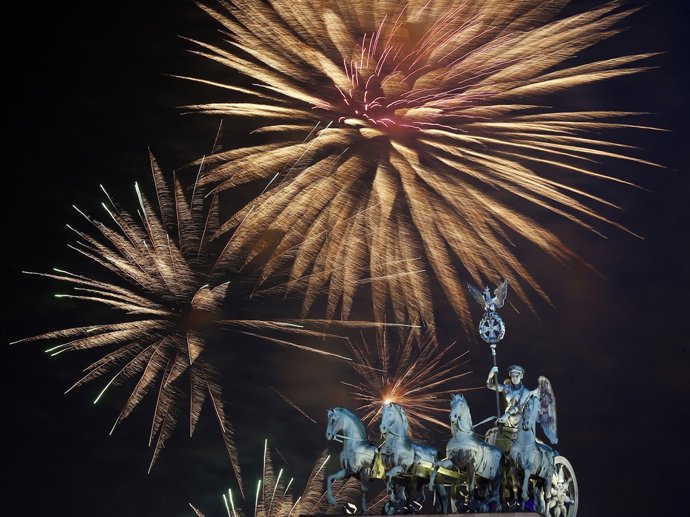 Fuegos artificiales frente a la Puerta de Brandemburgo
