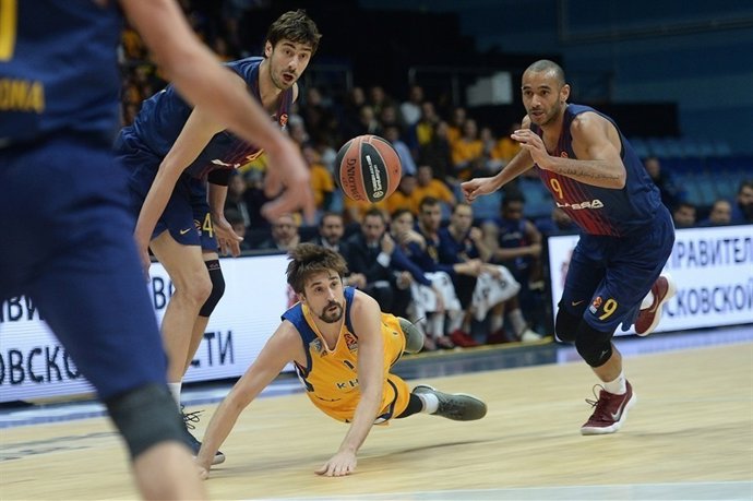 Shved en el suelo ante Tomic y Hanga