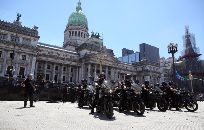 Policías argentinos custodian la sede del Congreso