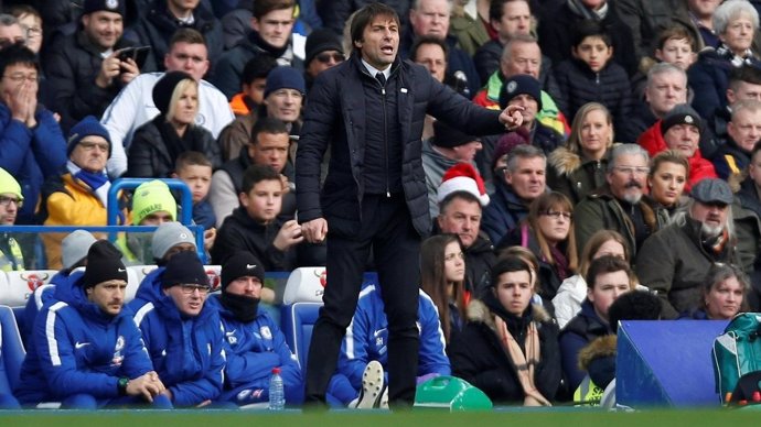 Conte dirigiendo al Chelsea