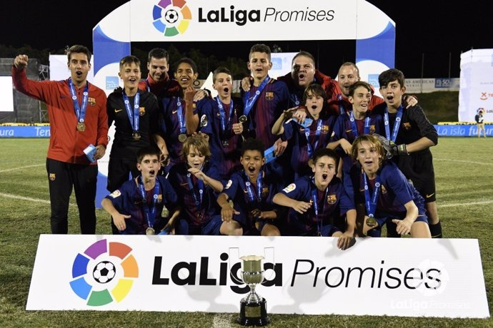 El FC Barcelona posa como campeón de LaLiga Promises